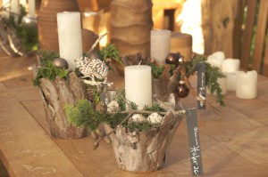 Holztopf mit einzelner weißer Kerze